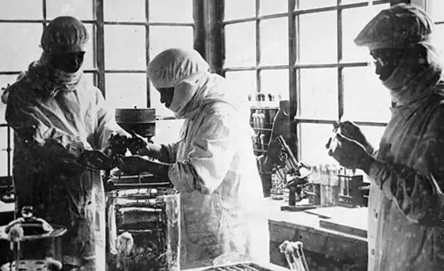 离谱！俄罗斯把日本雇佣兵俘虏关笼子里游街示众？和中国有关系？