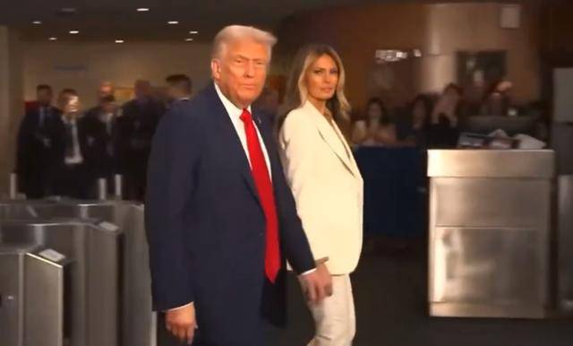 特朗普1小时“骂”遍全球，称中国资助战争，马克龙当场“回怼”