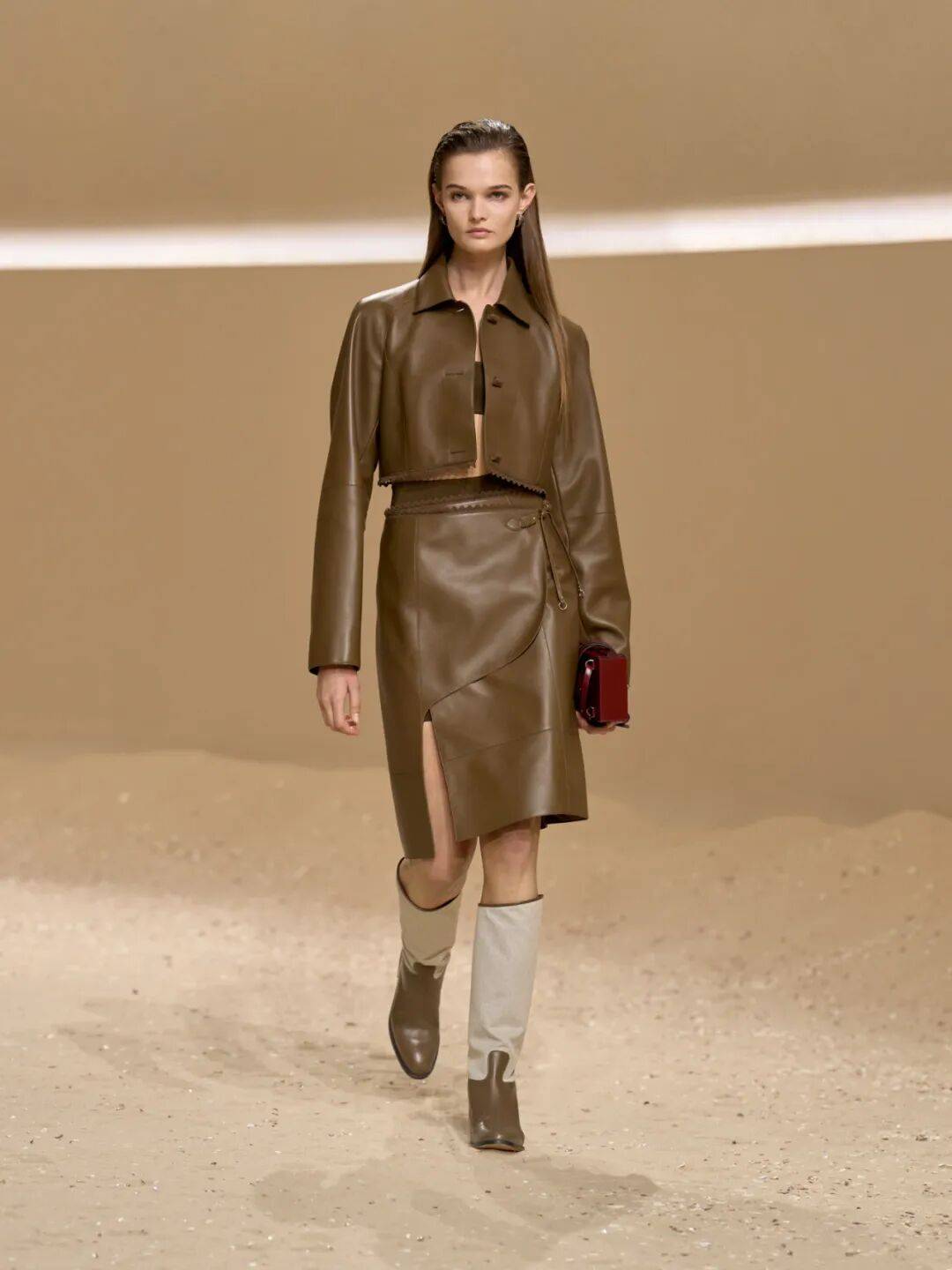 Hermès的女骑士，在沙滩上自由驰骋