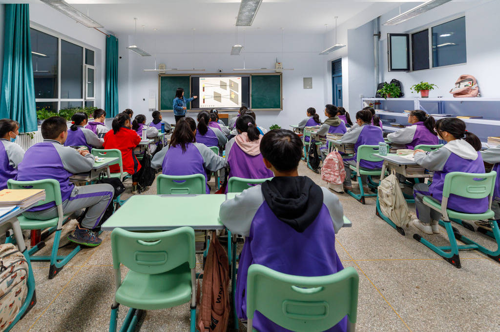开学前接调岗电话，小学老师仓促教初中