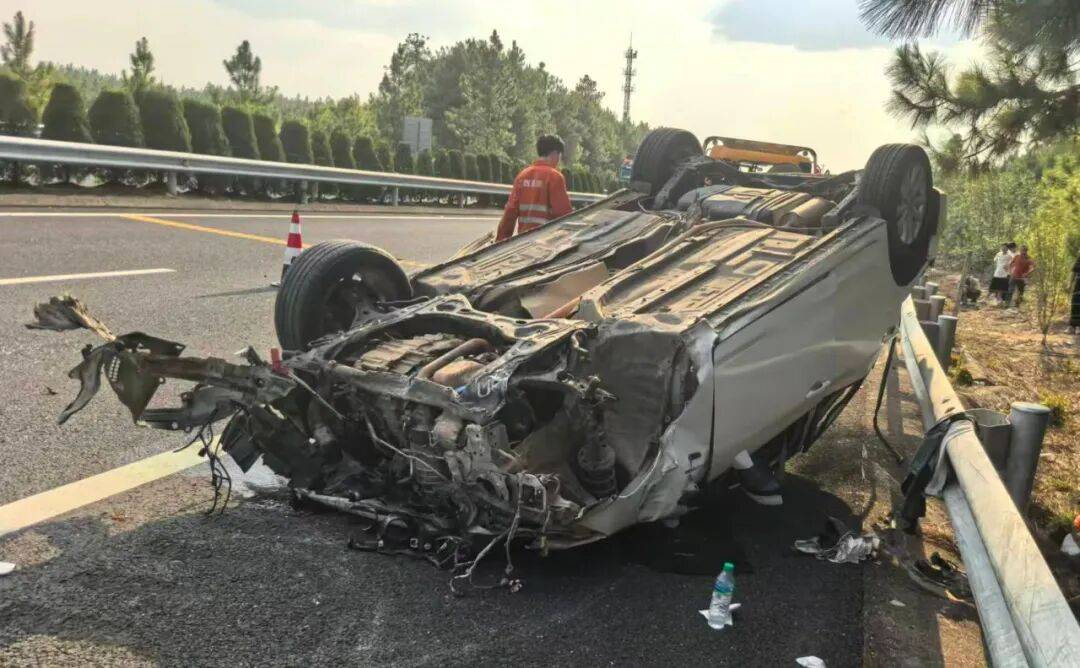 “我撒谎天打雷劈!”男子高速突然强行变道致翻车,反诬赖对方