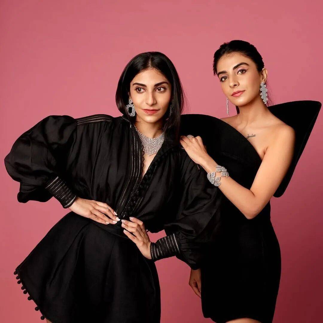 爱马仕当“头饰”,香奈儿挂满身,这对“神秘姐妹”是谁?