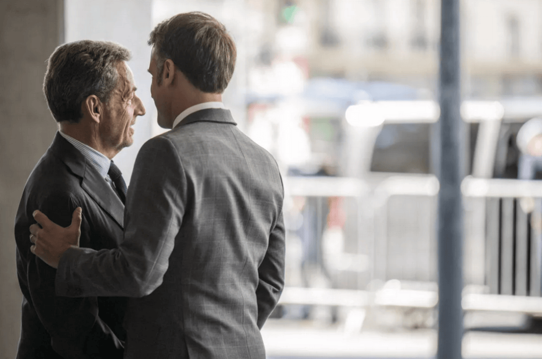 70岁法国前总统萨科齐的“坐牢style”：入狱前密会马克龙，入狱后开始写书