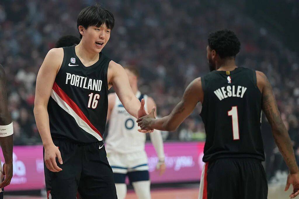上场5分钟，得2分，1个篮板，杨瀚森体验NBA万事开头难