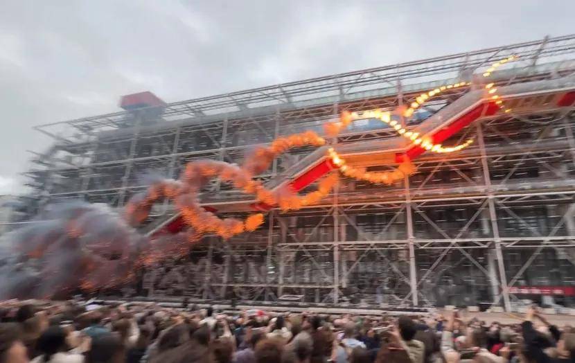 蔡国强在法国巴黎再现烟花秀