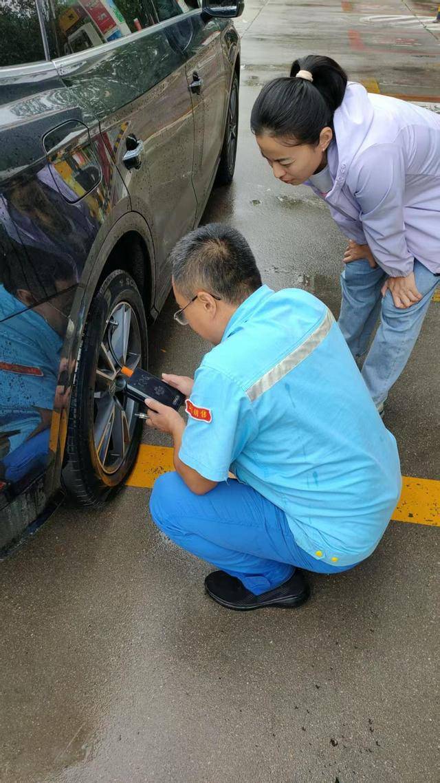 青岛95站：助人为乐，雨中共暖